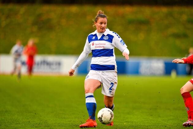 Lucia Harsanyova (MSV, 2) spielt einen Pass, Fussball, Allianz Frauen-Bundesliga,MSV Duisburg - 1. FC Köln,