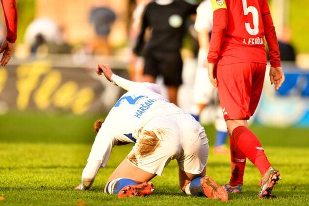 Lucia Harsanyova (MSV, 2) haut vor Frust auf dem Boden . MSV Duisburg am Boden, Fussball, Allianz Frauen-Bundesliga,MSV Duisburg - 1. FC Köln,