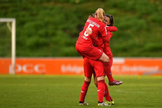 Jubel, Freuen, celebrate, happy, cheer , Goal Celebration 1.FC Köln nach 0:1 Sieg Anna Kirschbaum (Köln, 5) jubelnd auf den Armen einer Mitspielerin, Fussball, Allianz Frauen-Bundesliga,MSV Duisburg - 1. FC Köln,