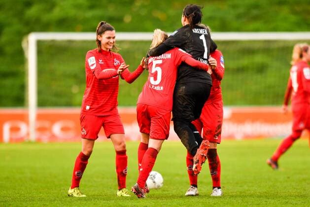Jubel, Freuen, celebrate, happy, cheer , Goal Celebration 1.FC Köln Marie Pyko (Köln, 26) Anna Kirschbaum (Köln, 5) - Torhüterin Anne-Kathrine Kremer (Anka Kremer, Torwart, Köln, 1) kommt jubelnd springend dazu, Fussball, Allianz Frauen-Bundesliga,MSV Duisburg - 1. FC Köln,