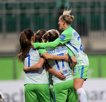 Wolfsburger Jubel um Pernille Harder (VfL Wolfsburg) und Ewa Pajor (VfL Wolfsburg)
