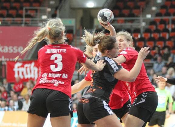Die Spielerinnen von Bad Wildungen Vipers blocken einen Angriff von Vanessa Fehr (Leverkusen 16), links +w3+ beim Spiel Bayer 04 Leverkusen vs. Bad Wildungen Vipers, Handball, Damen, 1. Bundesliga, 12.11.2017 Leverkusen Copyright: xMarioxHommesx Eibner-Pressefotox EP_mhs