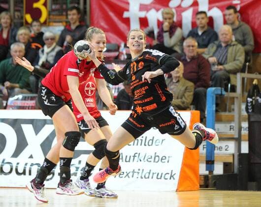 Miranda Schmidt-Robben (Bad Wildungen 11) springt in den Kreis und wirft auf das Tor beim Spiel Bayer 04 Leverkusen vs. Bad Wildungen Vipers, Handball, Damen, 1. Bundesliga, 12.11.2017 Leverkusen Copyright: xMarioxHommesx Eibner-Pressefotox EP_mhs