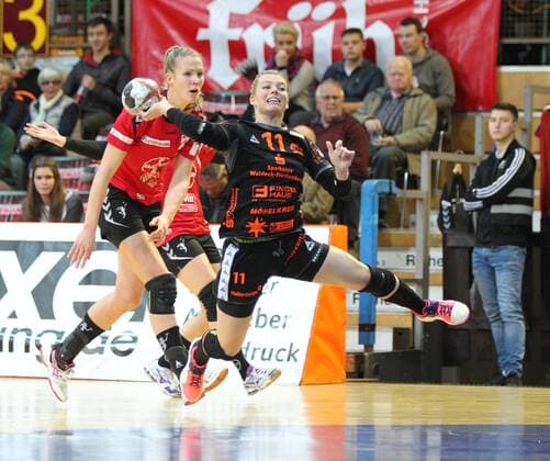 Miranda Schmidt-Robben (Bad Wildungen 11) springt in den Kreis und wirft auf das Tor beim Spiel Bayer 04 Leverkusen vs. Bad Wildungen Vipers, Handball, Damen, 1. Bundesliga, 12.11.2017 Leverkusen Copyright: xMarioxHommesx Eibner-Pressefotox EP_mhs