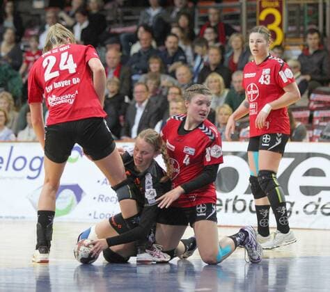 Im Kampf um den Ball liegen Tamara Haggerty (Bad Wildungen 5) undAnna Seidel (Leverkusen 4) am Boden, links beobachtet Anouk van de Wiel (Leverkusen 24) und rects beobachtet Jennifer Rode (Leverkusen 43) beim Spiel Bayer 04 Leverkusen vs. Bad Wildungen Vipers, Handball, Damen, 1. Bundesliga, 12.11.2017 Leverkusen Copyright: xMarioxHommesx Eibner-Pressefotox EP_mhs