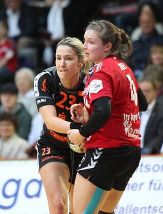 v.l. Laura Vasilescu (Bad Wildungen 23) und Anna Seidel (Leverkusen 4) im Kampf um den Ball beim Spiel Bayer 04 Leverkusen vs. Bad Wildungen Vipers, Handball, Damen, 1. Bundesliga, 12.11.2017 Leverkusen Copyright: xMarioxHommesx Eibner-Pressefotox EP_mhs
