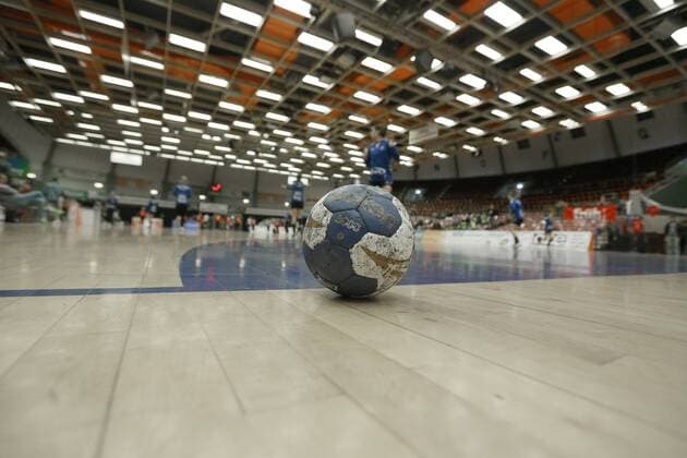 Ein Ball liegt am Spielfeldrand beim Spiel Bayer 04 Leverkusen vs. Bad Wildungen Vipers, Handball, Damen, 1. Bundesliga, 12.11.2017 Leverkusen Copyright: xMarioxHommesx Eibner-Pressefotox EP_mhs