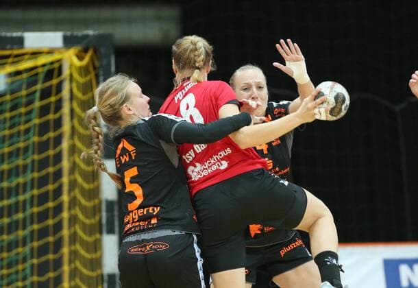 Tamara Haggerty (Bad Wildungen 5) und Sabine Heusdens (Bad Wildungen 4) blocken einen Angriff von Sally Potocki (Leverkusen 8) beim Spiel Bayer 04 Leverkusen vs. Bad Wildungen Vipers, Handball, Damen, 1. Bundesliga, 12.11.2017 Leverkusen Copyright: xMarioxHommesx Eibner-Pressefotox EP_mhs