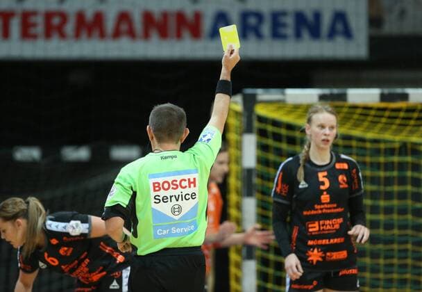 Tamara Haggerty (Bad Wildungen 5) sieht die gelbe Karte beim Spiel Bayer 04 Leverkusen vs. Bad Wildungen Vipers, Handball, Damen, 1. Bundesliga, 12.11.2017 Leverkusen Copyright: xMarioxHommesx Eibner-Pressefotox EP_mhs