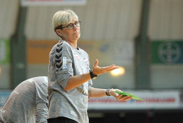 Geschaeftsfuehrerin Cheftrainerin Renate Wolf (Leverkusen) schaut fragend zu den Schiedsrichtern beim Spiel Bayer 04 Leverkusen vs. Bad Wildungen Vipers, Handball, Damen, 1. Bundesliga, 12.11.2017 Leverkusen Copyright: xMarioxHommesx Eibner-Pressefotox EP_mhs