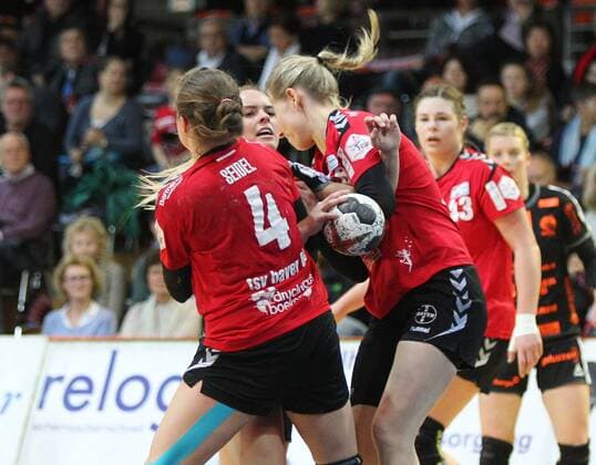Ein Angriff von Miranda Schmidt-Robben (Bad Wildungen 11) wird von Anna Seidel (Leverkusen 4) und einer Mitspielerin geblockt beim Spiel Bayer 04 Leverkusen vs. Bad Wildungen Vipers, Handball, Damen, 1. Bundesliga, 12.11.2017 Leverkusen Copyright: xMarioxHommesx Eibner-Pressefotox EP_mhs