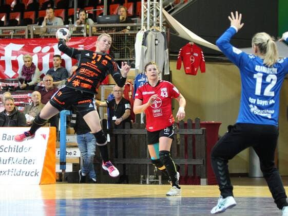 v.l. Miranda Schmidt-Robben (Bad Wildungen 11) springt in den Kreis und wirft auf das Tor, Katja Kramarczyk (Leverkusen 12) lauert auf den Ball, im Hintergrund beobachtet Jennifer Rode (Leverkusen 43) beim Spiel Bayer 04 Leverkusen vs. Bad Wildungen Vipers, Handball, Damen, 1. Bundesliga, 12.11.2017 Leverkusen Copyright: xMarioxHommesx Eibner-Pressefotox EP_mhs