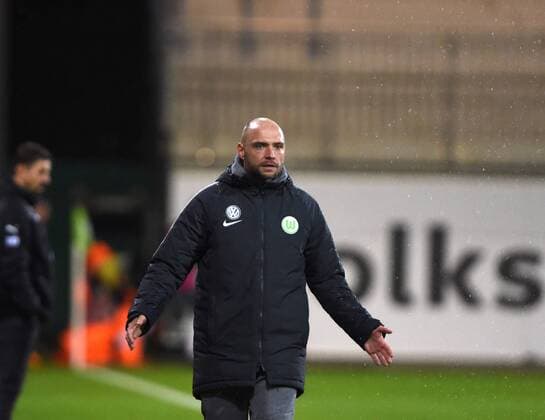 Stefan Lerch (Trainer, coach Wolfsburg) lautstark an der Seitenlinie, gestikulierend (171112) WOLFSBURG, DEUTSCHLAND -- Fussball, Allianz Frauen-Bundesliga, 8. Spieltag: VfL Wolfsburg vs 1. FFC Frankfurt am 12. November 2017 im AOK Stadion in Wolfsburg, Deutschland.