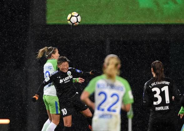 Kopfballduell zwischen Lena Goeßling (Wolfsburg, 28) und Kumi Yokoyama 10 (Frankfurt) (171112) WOLFSBURG, DEUTSCHLAND -- Fussball, Allianz Frauen-Bundesliga, 8. Spieltag: VfL Wolfsburg vs 1. FFC Frankfurt am 12. November 2017 im AOK Stadion in Wolfsburg, Deutschland.