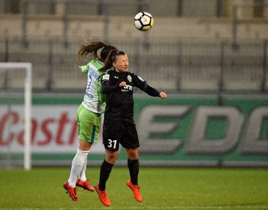Kopfballduell zwischen Sara Bjoerk Gunnarsdottir (Wolfsburg, 7), Tanja Pawollek 31 (Frankfurt) (171112) WOLFSBURG, DEUTSCHLAND -- Fussball, Allianz Frauen-Bundesliga, 8. Spieltag: VfL Wolfsburg vs 1. FFC Frankfurt am 12. November 2017 im AOK Stadion in Wolfsburg, Deutschland.