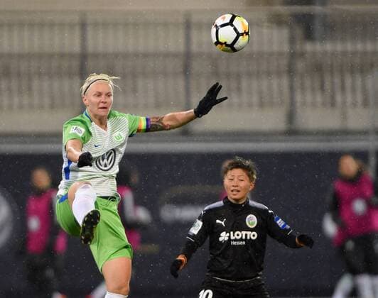 Nilla Fischer (Wolfsburg, 4), Kumi Yokoyama 10 (Frankfurt) (171112) WOLFSBURG, DEUTSCHLAND -- Fussball, Allianz Frauen-Bundesliga, 8. Spieltag: VfL Wolfsburg vs 1. FFC Frankfurt am 12. November 2017 im AOK Stadion in Wolfsburg, Deutschland.