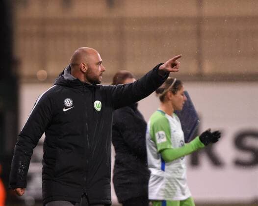 Stefan Lerch (Trainer, coach Wolfsburg) lautstark an der Seitenlinie, gestikulierend (171112) WOLFSBURG, DEUTSCHLAND -- Fussball, Allianz Frauen-Bundesliga, 8. Spieltag: VfL Wolfsburg vs 1. FFC Frankfurt am 12. November 2017 im AOK Stadion in Wolfsburg, Deutschland.