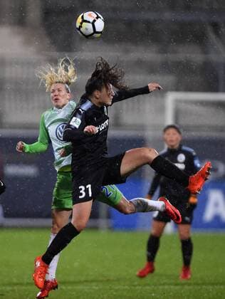 Kopfballduell zwischen Lara Dickenmann (Wolfsburg, 21) und Tanja Pawollek 31 (Frankfurt) (171112) WOLFSBURG, DEUTSCHLAND -- Fussball, Allianz Frauen-Bundesliga, 8. Spieltag: VfL Wolfsburg vs 1. FFC Frankfurt am 12. November 2017 im AOK Stadion in Wolfsburg, Deutschland.