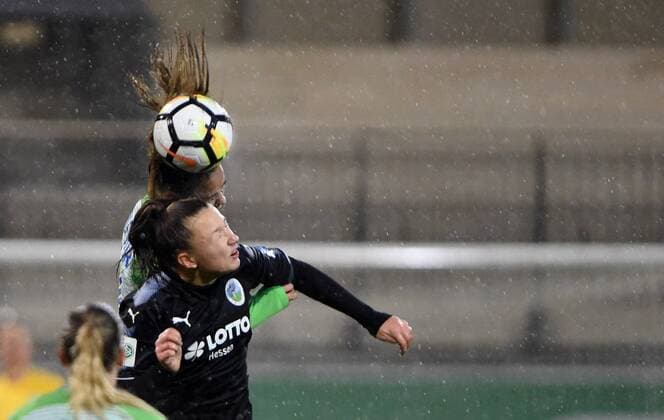 Kopfballduell zwischen Lara Dickenmann (Wolfsburg, 21) und Tanja Pawollek 31 (Frankfurt) (171112) WOLFSBURG, DEUTSCHLAND -- Fussball, Allianz Frauen-Bundesliga, 8. Spieltag: VfL Wolfsburg vs 1. FFC Frankfurt am 12. November 2017 im AOK Stadion in Wolfsburg, Deutschland.
