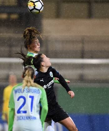 Kopfballduell zwischen Lara Dickenmann (Wolfsburg, 21) und Tanja Pawollek 31 (Frankfurt) (171112) WOLFSBURG, DEUTSCHLAND -- Fussball, Allianz Frauen-Bundesliga, 8. Spieltag: VfL Wolfsburg vs 1. FFC Frankfurt am 12. November 2017 im AOK Stadion in Wolfsburg, Deutschland.