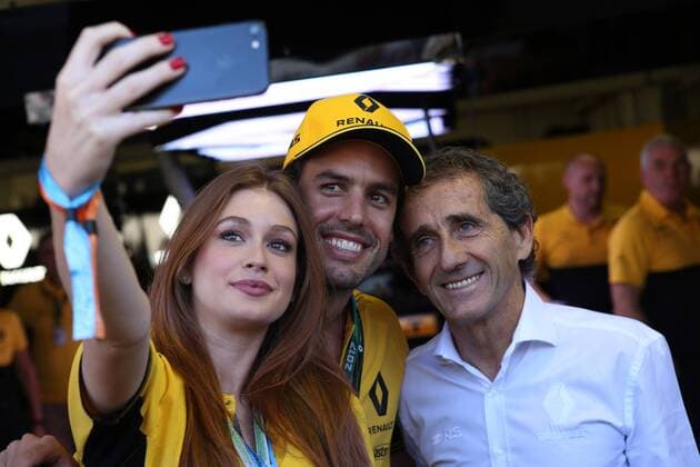 Bilder des Tages - SPORT 12.11.2017 - Marina Ruy Barbosa (BRA) Actress with his husband Alexandre Andre Negrao (BRA) and Alain Prost (FRA) Renault F1 Team Special Advisor Brazilian Grand Prix, Sao Paulo, Interlagos 9 - 12 November 2017 12.11.2017 - Marina Ruy Barbosa (BRA) Actress with his husband Alexandre Andre Negrao (BRA) and Alain Prost (FRA) Renault Sport F1 Team Special Advisor 