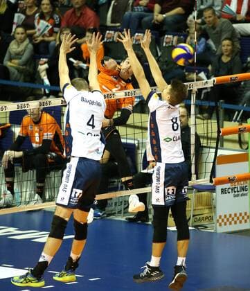 GER, 1.VBL, BR VOLLEYS VS. SVG Lueneburg 12.11.2017, Max Schmeling Halle, Berlin, GER, 1.VBL, BR VOLLEYS VS. SVG Lueneburg, im Bild Steven Marshall (BR Volleys 2), Noah Baxpoehler (Lueneburg 4), Adam Kocian (Lueneburg 8)