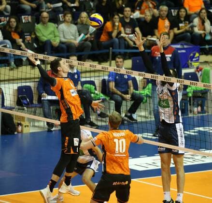 GER, 1.VBL, BR VOLLEYS VS. SVG Lueneburg 12.11.2017, Max Schmeling Halle, Berlin, GER, 1.VBL, BR VOLLEYS VS. SVG Lueneburg, im Bild Graham Vigrass (BR Volleys 8), Matthias Pompe (Lueneburg 10)