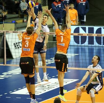 GER, 1.VBL, BR VOLLEYS VS. SVG Lueneburg 12.11.2017, Max Schmeling Halle, Berlin, GER, 1.VBL, BR VOLLEYS VS. SVG Lueneburg, im Bild Robert Kromm (BR Volleys 3), Aleksander Okolic (BR Volleys 1), Ryan Sclater (Lueneburg 15)