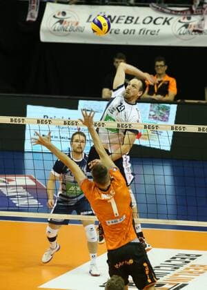 GER, 1.VBL, BR VOLLEYS VS. SVG Lueneburg 12.11.2017, Max Schmeling Halle, Berlin, GER, 1.VBL, BR VOLLEYS VS. SVG Lueneburg, im Bild Aleksander Okolic (BR Volleys 1), Matthias Pompe (Lueneburg 10)
