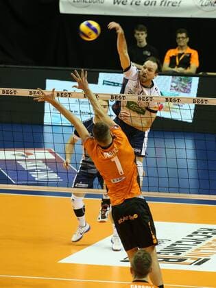 GER, 1.VBL, BR VOLLEYS VS. SVG Lueneburg 12.11.2017, Max Schmeling Halle, Berlin, GER, 1.VBL, BR VOLLEYS VS. SVG Lueneburg, im Bild Aleksander Okolic (BR Volleys 1), Matthias Pompe (Lueneburg 10)