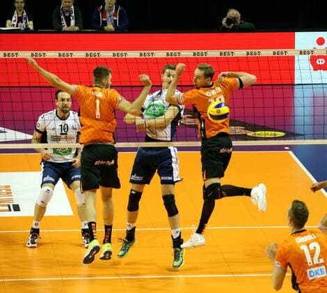 GER, 1.VBL, BR VOLLEYS VS. SVG Lueneburg 12.11.2017, Max Schmeling Halle, Berlin, GER, 1.VBL, BR VOLLEYS VS. SVG Lueneburg, im Bild Aleksander Okolic (BR Volleys 1), Sebastian Kuehner (BR Volleys 10), Noah Baxpoehler (Lueneburg 4), Matthias Pompe (Lueneburg 10)
