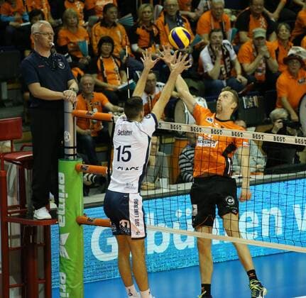 GER, 1.VBL, BR VOLLEYS VS. SVG Lueneburg 12.11.2017, Max Schmeling Halle, Berlin, GER, 1.VBL, BR VOLLEYS VS. SVG Lueneburg, im Bild Paul Carroll (BR Volleys 12), Ryan Sclater (Lueneburg 15)