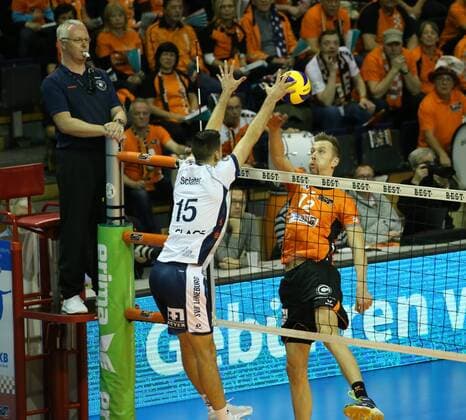GER, 1.VBL, BR VOLLEYS VS. SVG Lueneburg 12.11.2017, Max Schmeling Halle, Berlin, GER, 1.VBL, BR VOLLEYS VS. SVG Lueneburg, im Bild Paul Carroll (BR Volleys 12), Ryan Sclater (Lueneburg 15)