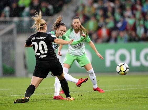Bilder des Tages - SPORT Stoerzel, Laura (1. FFC Frankfurt), Caroline Graham Hansen (VfL Wolfsburg)
