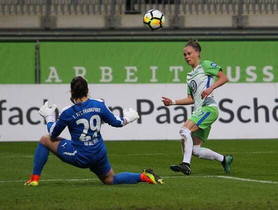 VfL vs Frankfurt , Frauen Wolfsburg, Deutschland. 12.11.2017, FUßBALL - VfL Wolfsburg vs 1. FFC Frankfurt, 1. Allianz Frauen Bundesliga, Saison 2017-18. Bild zeigt: Torfrau Bryant Heaberlin Kremer (1. FFC Frankfurt), Ewa Pajor (VfL Wolfsburg) Wolfsburg