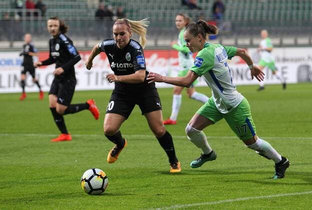 VfL vs Frankfurt , Frauen Wolfsburg, Deutschland. 12.11.2017, FUßBALL - VfL Wolfsburg vs 1. FFC Frankfurt, 1. Allianz Frauen Bundesliga, Saison 2017-18. Bild zeigt: Laura Störzel (1. FFC Frankfurt), Ewa Pajor (VfL Wolfsburg) Wolfsburg