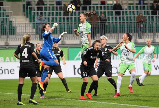 VfL vs Frankfurt , Frauen Wolfsburg, Deutschland. 12.11.2017, FUßBALL - VfL Wolfsburg vs 1. FFC Frankfurt, 1. Allianz Frauen Bundesliga, Saison 2017-18. Bild zeigt: Torfrau Bryant Heaberlin Kremer (1. FFC Frankfurt), Ewa Pajor (VfL Wolfsburg), Sara Björk Gunnarsdottir (VfL Wolfsburg), Kathrin Hendrich (1. FFC Frankfurt) Wolfsburg