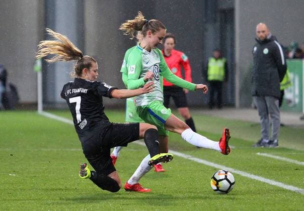VfL vs Frankfurt , Frauen Wolfsburg, Deutschland. 12.11.2017, FUßBALL - VfL Wolfsburg vs 1. FFC Frankfurt, 1. Allianz Frauen Bundesliga, Saison 2017-18. Bild zeigt: Margarita Gidion (1. FFC Frankfurt), Caroline Graham Hansen (VfL Wolfsburg) Wolfsburg
