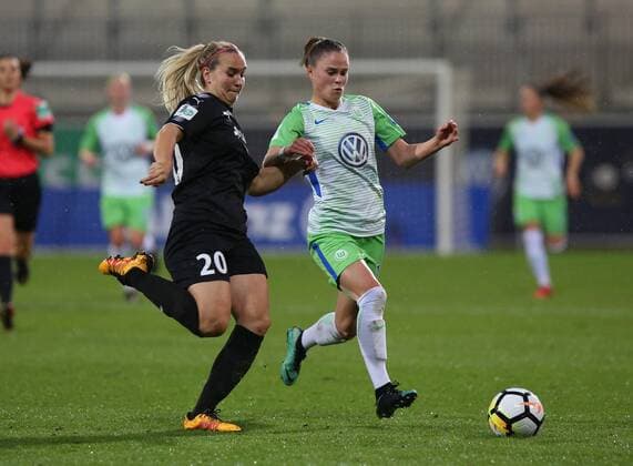 VfL vs Frankfurt , Frauen Wolfsburg, Deutschland. 12.11.2017, FUßBALL - VfL Wolfsburg vs 1. FFC Frankfurt, 1. Allianz Frauen Bundesliga, Saison 2017-18. Bild zeigt: Laura Störzel (1. FFC Frankfurt), Ewa Pajor (VfL Wolfsburg) Wolfsburg