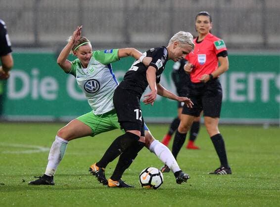 VfL vs Frankfurt , Frauen Wolfsburg, Deutschland. 12.11.2017, FUßBALL - VfL Wolfsburg vs 1. FFC Frankfurt, 1. Allianz Frauen Bundesliga, Saison 2017-18. Bild zeigt: Alexandra Popp (VfL Wolfsburg), Sophie Schmidt (1. FFC Frankfurt) Wolfsburg