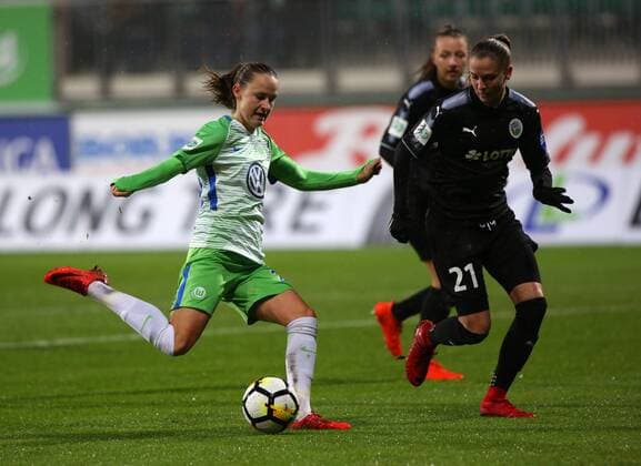 VfL vs Frankfurt , Frauen Wolfsburg, Deutschland. 12.11.2017, FUßBALL - VfL Wolfsburg vs 1. FFC Frankfurt, 1. Allianz Frauen Bundesliga, Saison 2017-18. Bild zeigt: Caroline Graham Hansen (VfL Wolfsburg), Ana-Maria CrnogorÄeviÄ‡ (1. FFC Frankfurt) Wolfsburg