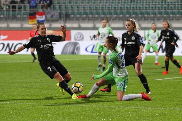 VfL vs Frankfurt , Frauen Wolfsburg, Deutschland. 12.11.2017, FUßBALL - VfL Wolfsburg vs 1. FFC Frankfurt, 1. Allianz Frauen Bundesliga, Saison 2017-18. Bild zeigt: Margarita Gidion (1. FFC Frankfurt), Caroline Graham Hansen (VfL Wolfsburg) Wolfsburg