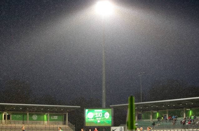VfL vs Frankfurt , Frauen Wolfsburg, Deutschland. 12.11.2017, FUßBALL - VfL Wolfsburg vs 1. FFC Frankfurt, 1. Allianz Frauen Bundesliga, Saison 2017-18. Bild zeigt: Regen, AOK Stadion Wolfsburg