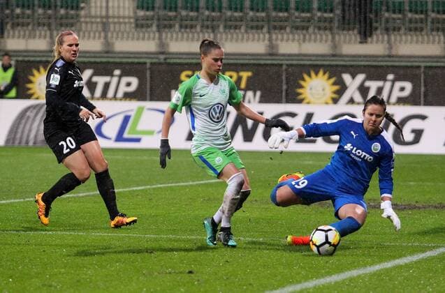 VfL vs Frankfurt , Frauen Wolfsburg, Deutschland. 12.11.2017, FUßBALL - VfL Wolfsburg vs 1. FFC Frankfurt, 1. Allianz Frauen Bundesliga, Saison 2017-18. Bild zeigt: Laura Störzel (1. FFC Frankfurt), Ewa Pajor (VfL Wolfsburg), Torfrau Bryant Heaberlin Kremer (1. FFC Frankfurt) Wolfsburg
