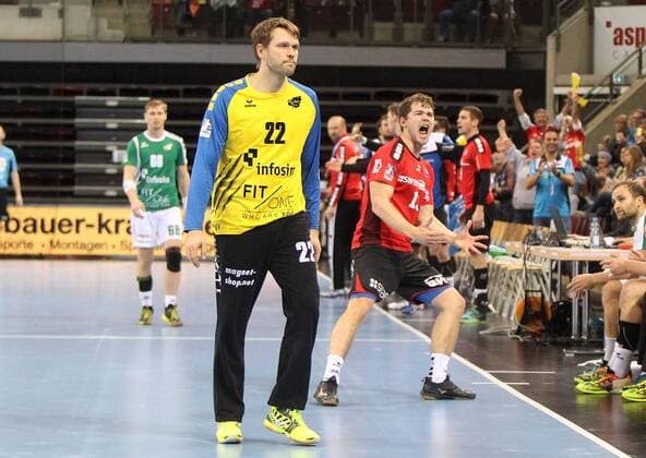 v.li.: Julian Sauer (DJK Rimpar Wölfe), Max Brustmann (DJK Rimpar Wölfe) enttäuscht schauend, Enttäuschung, disappointed, Valentin Schmidt (SG BBM Bietigheim) jubelt, DKB 2. Handball-Bundesliga, SG BBM Bietigheim - DJK Rimpar Wölfe,
