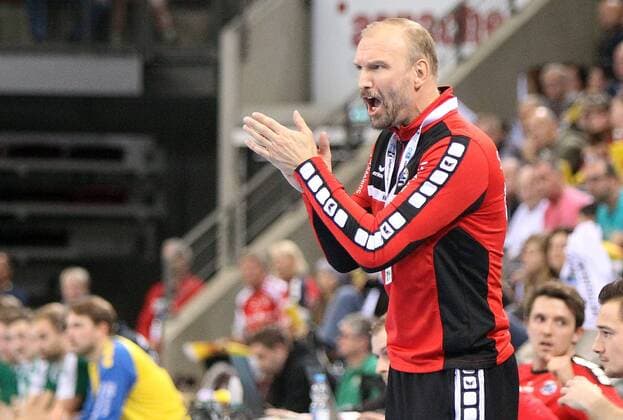 v.li.: Trainer Hartmut Mayerhoffer (SG BBM Bietigheim) gibt Anweisungen, gestikuliert, mit den Armen gestikulieren, gives instructions, gesticulate, DKB 2. Handball-Bundesliga, SG BBM Bietigheim - DJK Rimpar Wölfe,