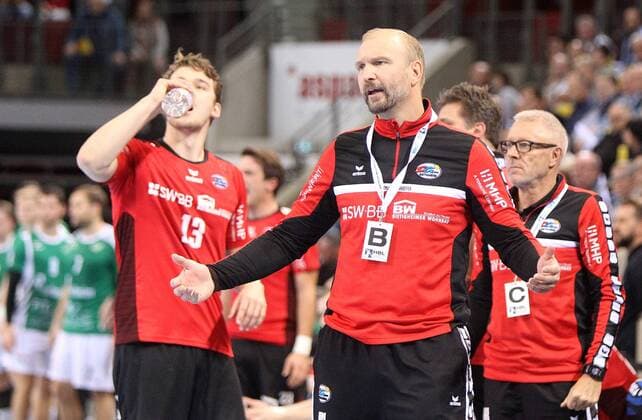 v.li.: Valentin Schmidt (SG BBM Bietigheim), Trainer Hartmut Mayerhoffer (SG BBM Bietigheim) enttäuscht schauend, Enttäuschung, disappointed, DKB 2. Handball-Bundesliga, SG BBM Bietigheim - DJK Rimpar Wölfe,