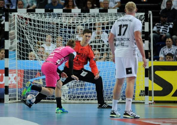 Gal Marguc (RK Celje) gegen Niklas Landin Jacobsen (THW Kiel). THW Kiel vs RK Celje, Handball, EHF-Champions-League, Gruppenphase, 12.11.17 Kiel Schleswig-Holstein Germany Sparkassen-Arena Copyright: xAgentur54Gradx xJoergxLuehnx