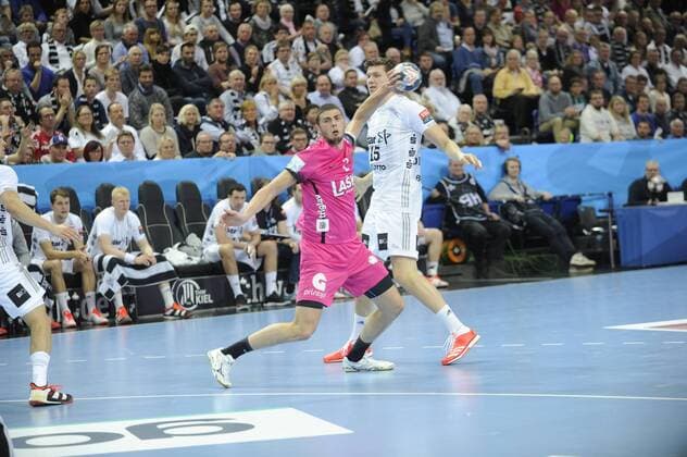 Branko Vujovic (RK Celje) gegen Christian Dissinger (THW Kiel). THW Kiel vs RK Celje, Handball, EHF-Champions-League, Gruppenphase, 12.11.17 Kiel Schleswig-Holstein Germany Sparkassen-Arena Copyright: xAgentur54Gradx xJoergxLuehnx
