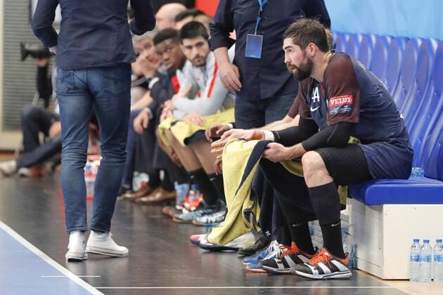 Handball, CL, Paris St. Germain - MKB Veszprem NIKOLA KARABATIC (PSG HANBALL), sur le banc de touche avec sa serviette en mains HANDBALL : PARIS SG Handball v VESZPREM - EHF CHAMPIONS LEAGUE Masculin - 12 11 2017 StephaneAllaman Panoramic 
